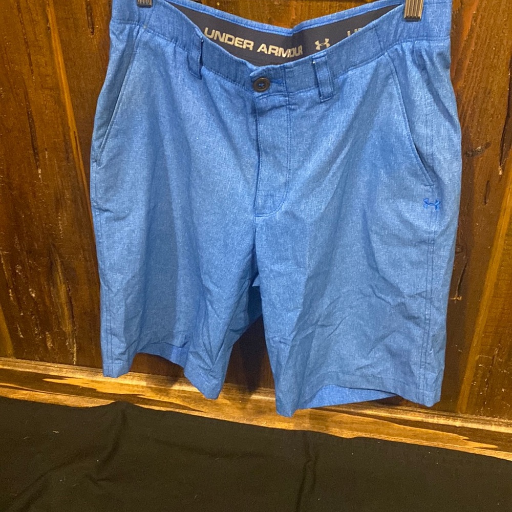Under Armour size 32 Mens golf shorts.